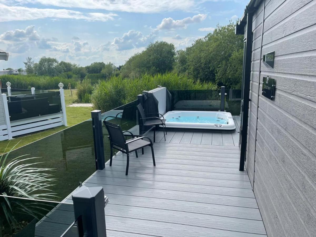Indulgence Lakeside Lodge I3 With Hot Tub, Private Fishing Peg Situated At Tattershall Lakes Country Park 외부 사진