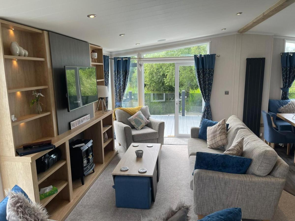 Indulgence Lakeside Lodge I3 With Hot Tub, Private Fishing Peg Situated At Tattershall Lakes Country Park 외부 사진