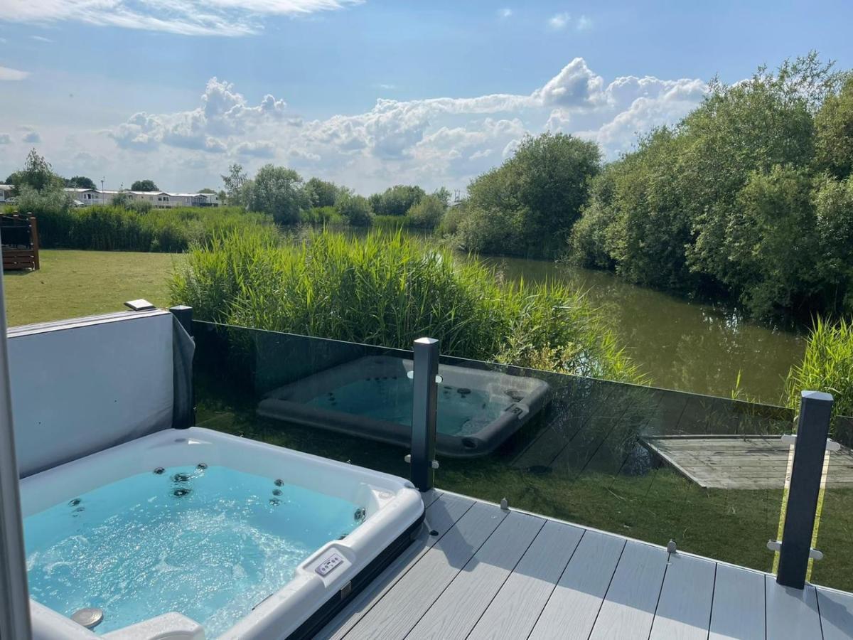 Indulgence Lakeside Lodge I3 With Hot Tub, Private Fishing Peg Situated At Tattershall Lakes Country Park 외부 사진