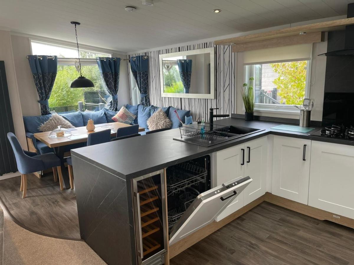 Indulgence Lakeside Lodge I3 With Hot Tub, Private Fishing Peg Situated At Tattershall Lakes Country Park 외부 사진