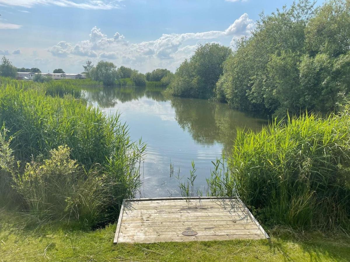 Indulgence Lakeside Lodge I3 With Hot Tub, Private Fishing Peg Situated At Tattershall Lakes Country Park 외부 사진