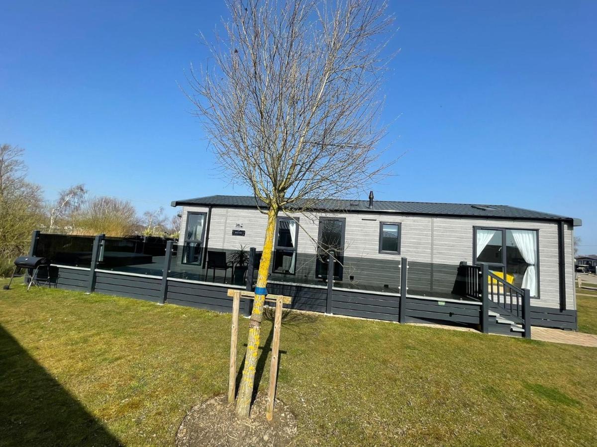 Indulgence Lakeside Lodge I3 With Hot Tub, Private Fishing Peg Situated At Tattershall Lakes Country Park 외부 사진