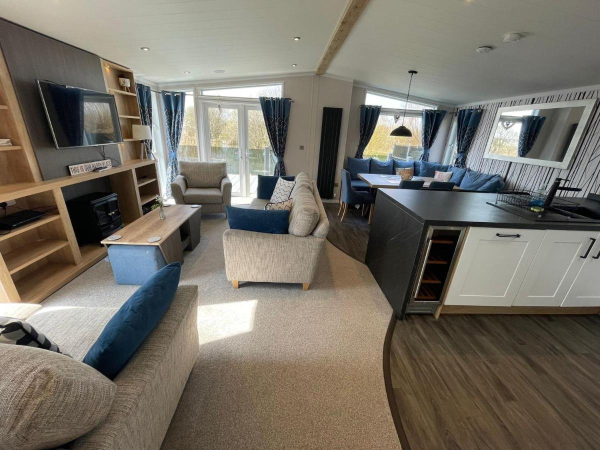 Indulgence Lakeside Lodge I3 With Hot Tub, Private Fishing Peg Situated At Tattershall Lakes Country Park 외부 사진