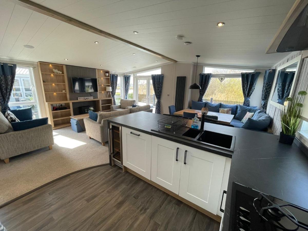 Indulgence Lakeside Lodge I3 With Hot Tub, Private Fishing Peg Situated At Tattershall Lakes Country Park 외부 사진