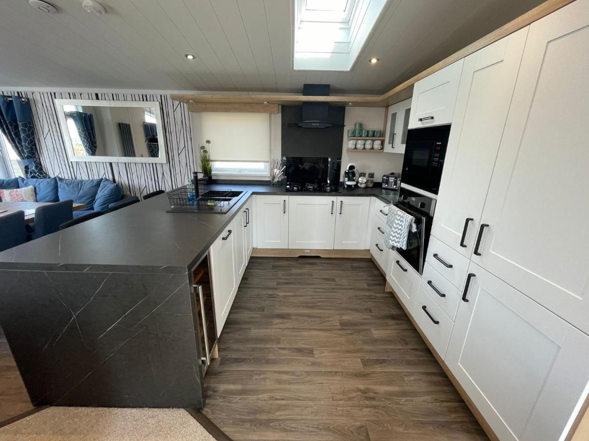 Indulgence Lakeside Lodge I3 With Hot Tub, Private Fishing Peg Situated At Tattershall Lakes Country Park 외부 사진