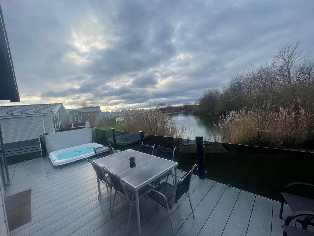 Indulgence Lakeside Lodge I3 With Hot Tub, Private Fishing Peg Situated At Tattershall Lakes Country Park 외부 사진
